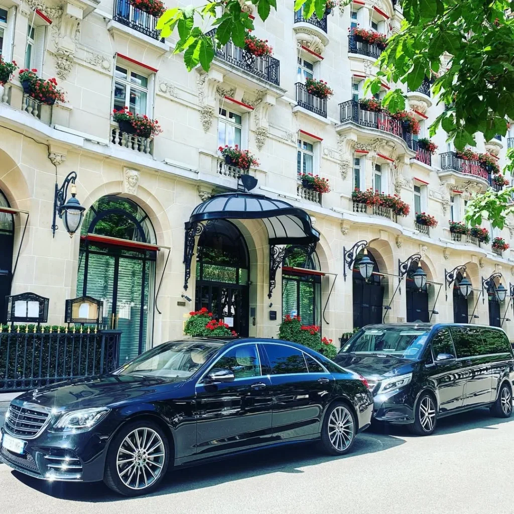 Nuestros Mercedes Clase S y Clase V frente al Plaza Athénée, avenue Montaigne.